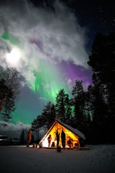 Barbacoa nocturna en Laponia al aire libre